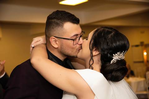 Fotografia dos Noivos Se Beijando em Guarulhos SP Feita por Priscila Felix Fotógrafa de Casamentos, Ensaios e Família'