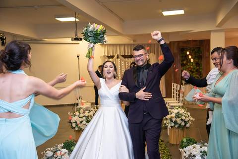 Fotografia dos Noivos Saindo Comemorando Ao Fim da Cerimônia em Guarulhos SP Feita por Priscila Felix Fotógrafa de Casamentos, Ensaios e Família'