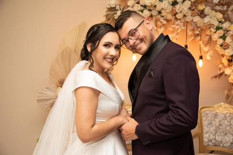 Fotografia dos Noivos De Rosto Colado e Mão Dadas em Guarulhos SP Feita por Priscila Felix Fotógrafa de Casamentos, Ensaios e Família'