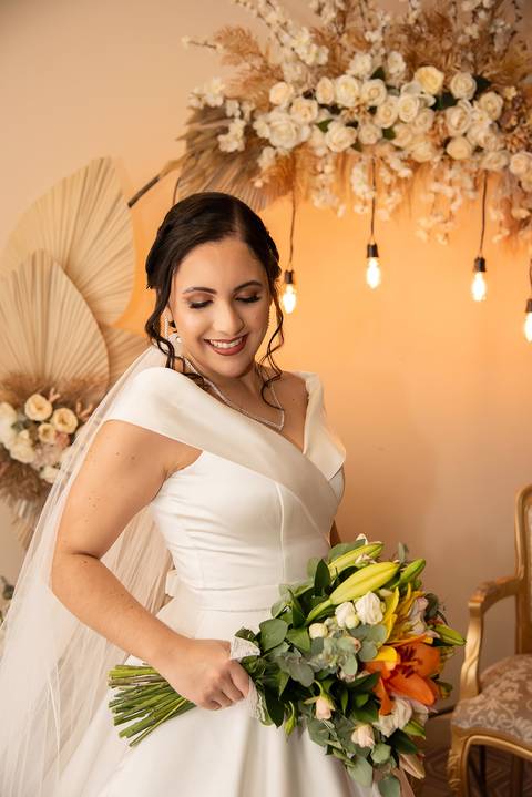 Fotografia da Noiva Segurando O Bouquet Olhando Para Baixo em Guarulhos SP Feita por Priscila Felix Fotógrafa de Casamentos, Ensaios e Família'