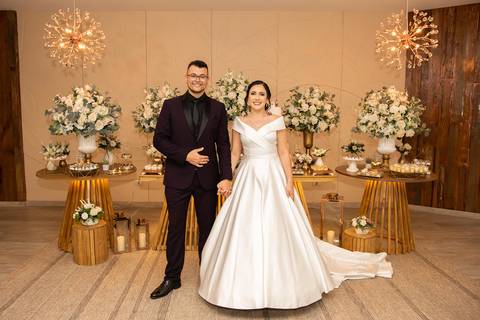 Fotografia Dos Noivos Na Mesa do Bolo Em Guarulhos SP Feita por Priscila Felix Fotógrafa de Casamentos, Ensaios e Família'