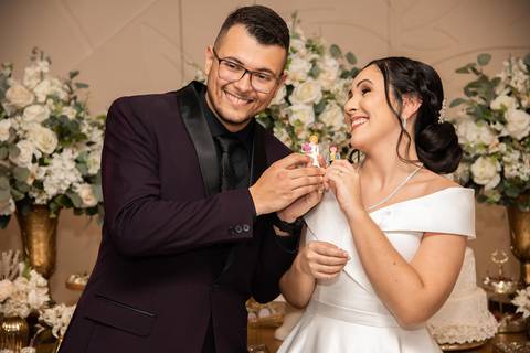 Fotografia Dos Noivos Rindo Segurando os Bonequinhos da Playmobil Representando-os Em Guarulhos SP Feita por Priscila Felix Fotógrafa de Casamentos, Ensaios e Família'