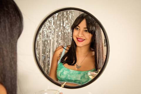 Foto da Aniversariante Sorrindo Para o Espelho Em SP, Foto Feita Pela Priscila Felix Fotógrafa de Família, Casamento e Ensaios '