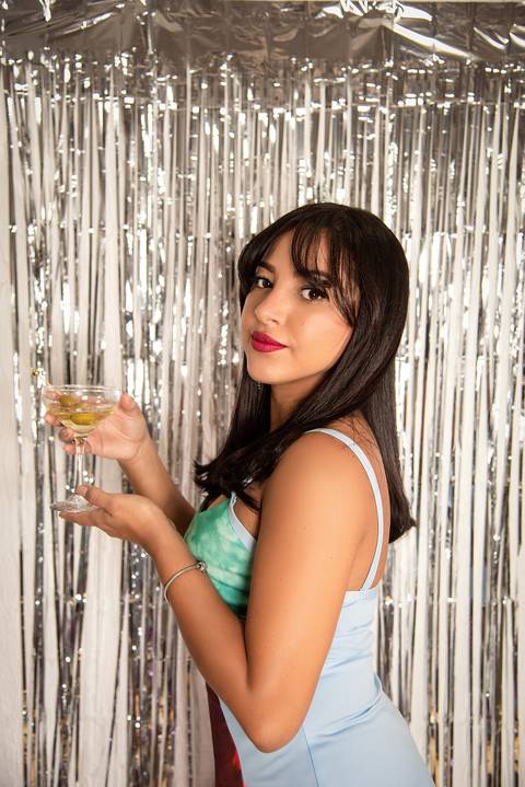 Foto da Aniversariante De Perfil Segurando Um Drink Em SP, Foto Feita Pela Priscila Felix Fotógrafa de Família, Casamento e Ensaios '