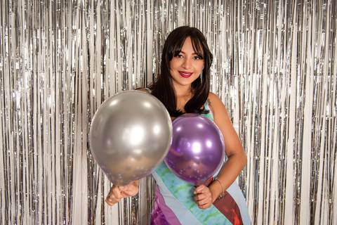 Foto da Aniversariante Sorrindo Segurando Um Balão Prata e Outro Vinho Em SP, Foto Feita Pela Priscila Felix Fotógrafa de Família, Casamento e Ensaios '