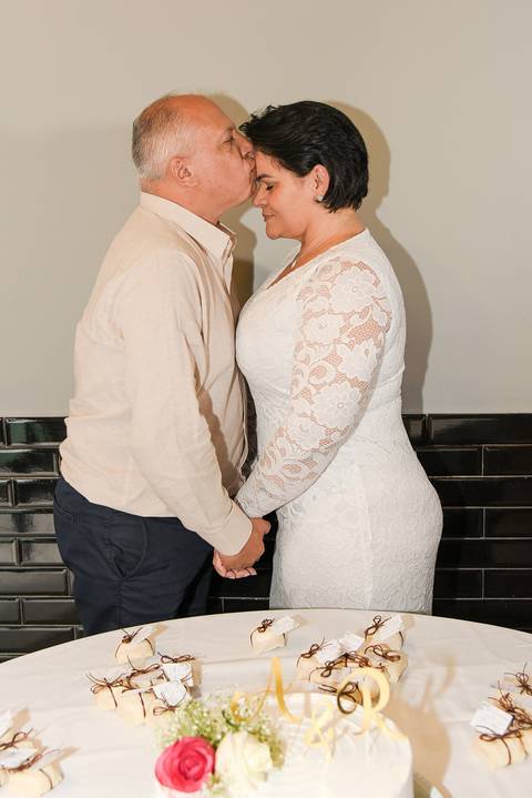 Fotografia do Noivo Beijando a Testa da Noiva em Nativas Gril no Morumbi, SP Feita por Priscila Felix Fotógrafa de Casamentos, Ensaios e Família'
