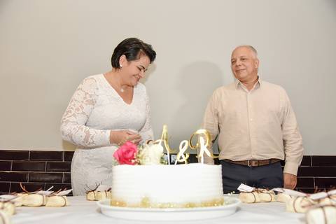 Fotografia dos Noivos Na Mesa do Bolo Sorrindo em Nativas Gril no Morumbi, SP Feita por Priscila Felix Fotógrafa de Casamentos, Ensaios e Família'