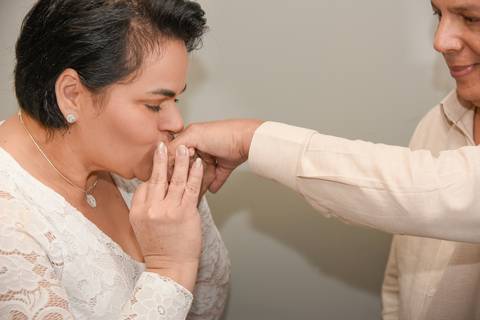 Fotografia da Noiva Beijando a Aliança na Mão da Noivo em Nativas Gril no Morumbi, SP Feita por Priscila Felix Fotógrafa de Casamentos, Ensaios e Família'