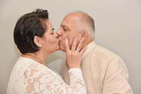 Fotografia dos Noivos Se Beijando em Nativas Gril no Morumbi, SP Feita por Priscila Felix Fotógrafa de Casamentos, Ensaios e Família'