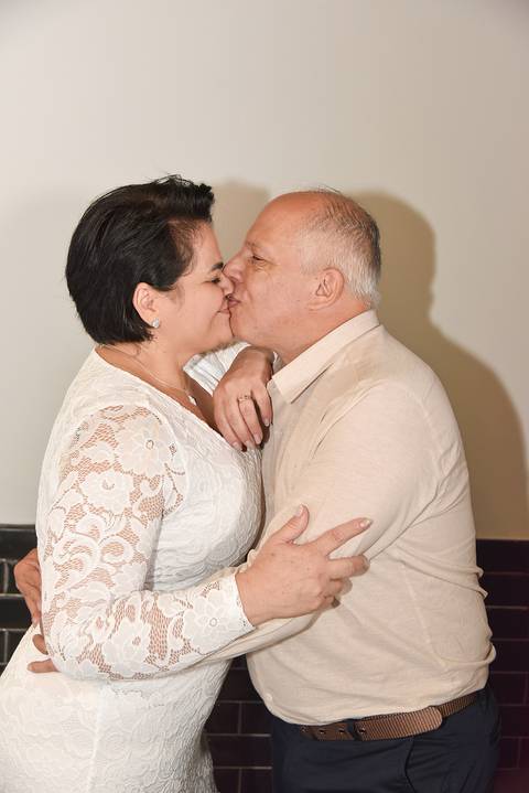 Fotografia dos Noivos Se Beijando e Sorrindo em Nativas Gril no Morumbi, SP Feita por Priscila Felix Fotógrafa de Casamentos, Ensaios e Família'