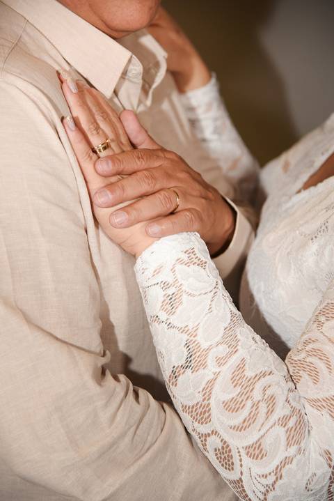 Fotografia das Mãos dos Noivos Focando as Alianças em Nativas Gril no Morumbi, SP Feita por Priscila Felix Fotógrafa de Casamentos, Ensaios e Família'