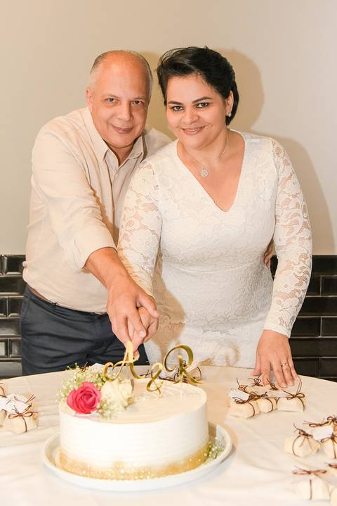 Fotografia dos Noivos Cortando o Bolo em Nativas Gril no Morumbi, SP Feita por Priscila Felix Fotógrafa de Casamentos, Ensaios e Família'