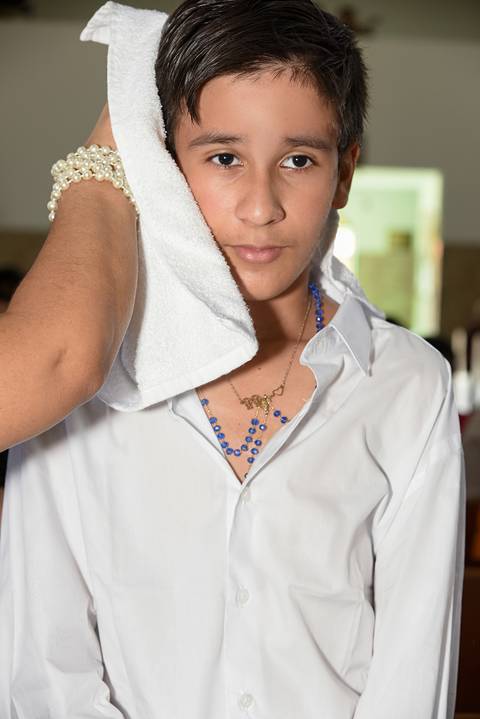 Fotografia da Mãe Secando a Cabeça do Batizando e Ele Sorrindo Na Igreja São José em São Paulo, SP Feita por Priscila Felix Fotógrafa de Casamentos, Ensaios e Família'