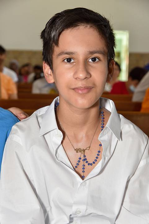 Fotografia do Batizando Sorrindo Na Igreja São José em São Paulo, SP Feita por Priscila Felix Fotógrafa de Casamentos, Ensaios e Família'