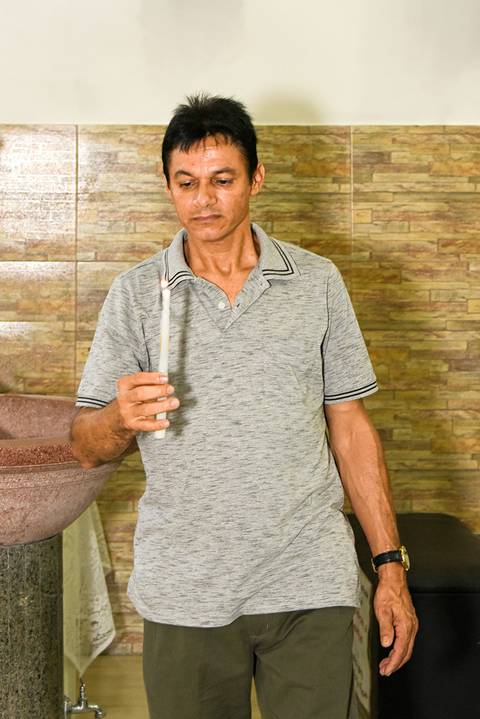 Fotografia do Padrinho Trazendo a Vela Na Igreja São José em São Paulo, SP Feita por Priscila Felix Fotógrafa de Casamentos, Ensaios e Família'