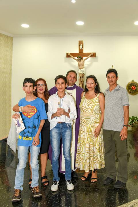 Fotografia da Família Com o Padre No Altar Da Igreja São José em São Paulo, SP Feita por Priscila Felix Fotógrafa de Casamentos, Ensaios e Família'