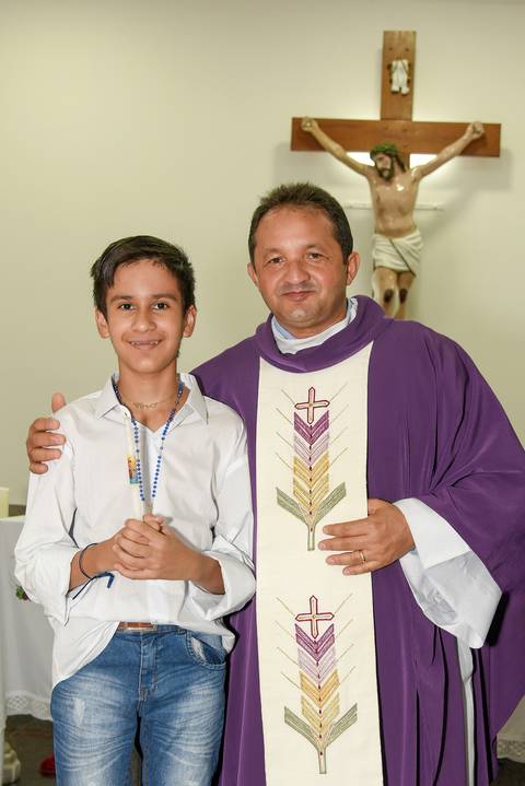 Fotografia do Batizado Com o Padre No Altar Da Igreja São José em São Paulo, SP Feita por Priscila Felix Fotógrafa de Casamentos, Ensaios e Família'
