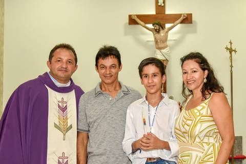 Fotografia dos Padrinhos, o Batizado Com o Padre No Altar Da Igreja São José em São Paulo, SP Feita por Priscila Felix Fotógrafa de Casamentos, Ensaios e Família'
