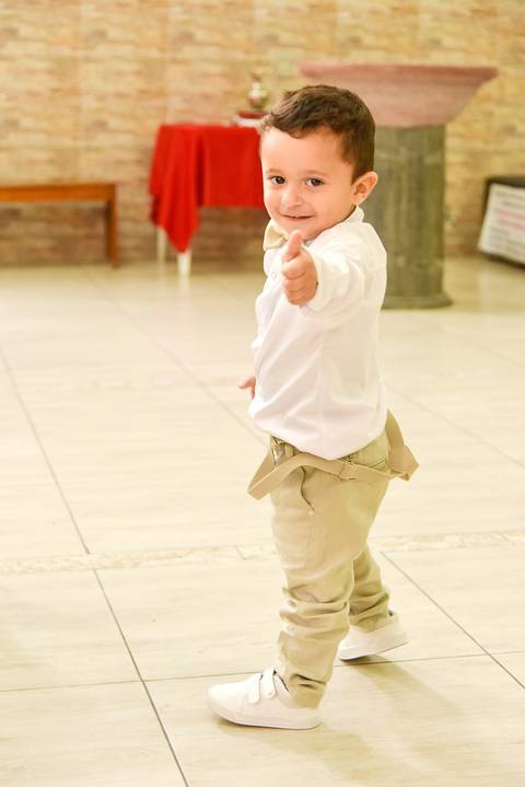 Fotografia do Batizado Dando Um Joinha Na Igreja São José em São Paulo, SP Feita por Priscila Felix Fotógrafa de Casamentos, Ensaios e Família'