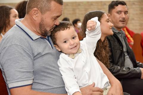 Fotografia do Batizado No Colo do Pai Na Igreja São José em São Paulo, SP Feita por Priscila Felix Fotógrafa de Casamentos, Ensaios e Família'