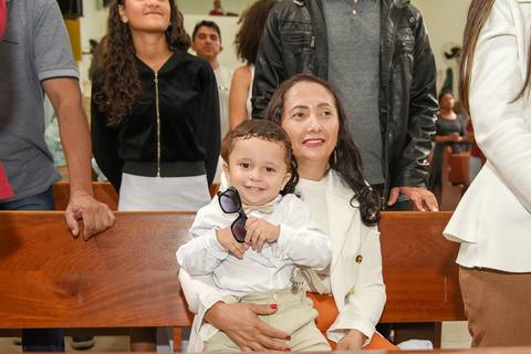 Fotografia do Batizado No Colo da Mãe Na Igreja São José em São Paulo, SP Feita por Priscila Felix Fotógrafa de Casamentos, Ensaios e Família'
