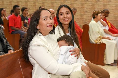 Fotografia do Batizado No Colo da Mãe Ao Lado da Madrinha Sorrindo Na Igreja São José em São Paulo, SP Feita por Priscila Felix Fotógrafa de Casamentos, Ensaios e Família'