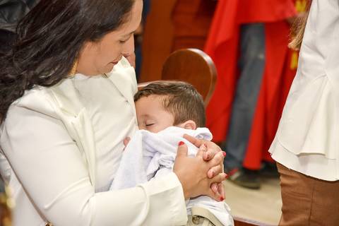 Fotografia do Batizado No Colo da Mãe Dormingo Na Igreja São José em São Paulo, SP Feita por Priscila Felix Fotógrafa de Casamentos, Ensaios e Família'