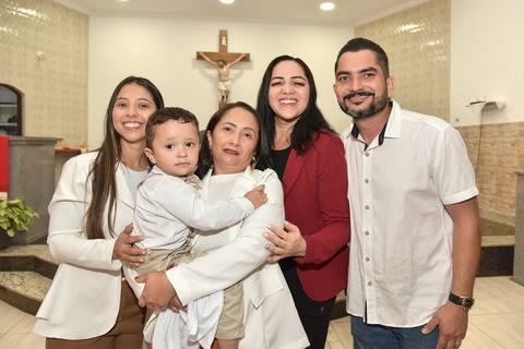 Fotografia do Batizado No Colo da Mãe com a Família Na Igreja São José em São Paulo, SP Feita por Priscila Felix Fotógrafa de Casamentos, Ensaios e Família'