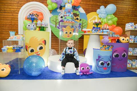 Foto Da Decoração Com Tema Fofos e o Aniversariante Sentado Na Base No Buffet Momento Mágico Em São Paulo - SP, Foto Feita Pela Priscila Felix Fotógrafa de Família, Casamento e Ensaios '