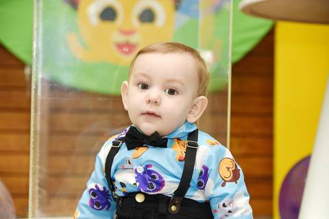 Foto Do Aniversariante Sentado Sorrindo Na Base Da Decoração Com Tema Fofos No Buffet Momento Mágico Em São Paulo - SP, Foto Feita Pela Priscila Felix Fotógrafa de Família, Casamento e Ensaios '