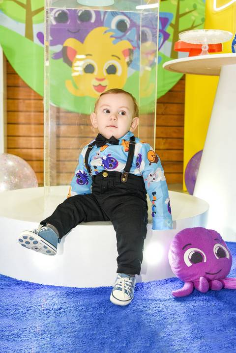 Foto Do Aniversariante Sentado Na Base Da Decoração Com Tema Fofos No Buffet Momento Mágico Em São Paulo - SP, Foto Feita Pela Priscila Felix Fotógrafa de Família, Casamento e Ensaios '
