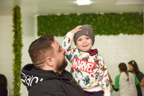 Foto do Pai Com o Filho Mais Velho No Colo No Buffet Momento Mágico Em São Paulo - SP, Foto Feita Pela Priscila Felix Fotógrafa de Família, Casamento e Ensaios '