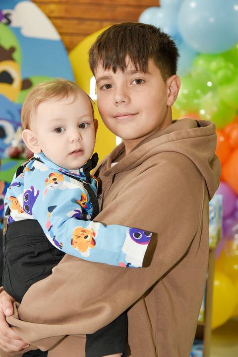 Foto do Primo Com o Aniversariante No Colo No Buffet Momento Mágico Em São Paulo - SP, Foto Feita Pela Priscila Felix Fotógrafa de Família, Casamento e Ensaios '