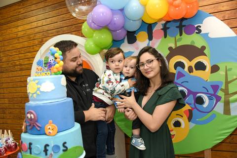 Foto do Aniversariante Abraçando o Irmãozinho Na Mesa Do Bolo No Buffet Momento Mágico Em São Paulo - SP, Foto Feita Pela Priscila Felix Fotógrafa de Família, Casamento e Ensaios '