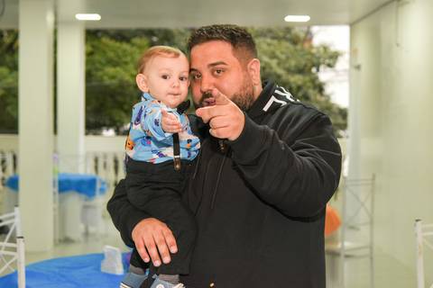 Foto do Pai Com o Aniversariante No Colo No Buffet Momento Mágico Em São Paulo - SP, Foto Feita Pela Priscila Felix Fotógrafa de Família, Casamento e Ensaios '