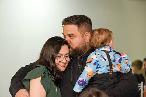 Foto do Pai Com o Aniversariante No Colo Beijando a Mãe No Buffet Momento Mágico Em São Paulo - SP, Foto Feita Pela Priscila Felix Fotógrafa de Família, Casamento e Ensaios '