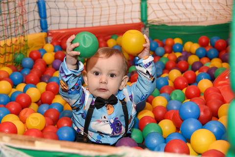Foto do Aniversariante Na Piscina de Bolinhas No Buffet Momento Mágico Em São Paulo - SP, Foto Feita Pela Priscila Felix Fotógrafa de Família, Casamento e Ensaios '