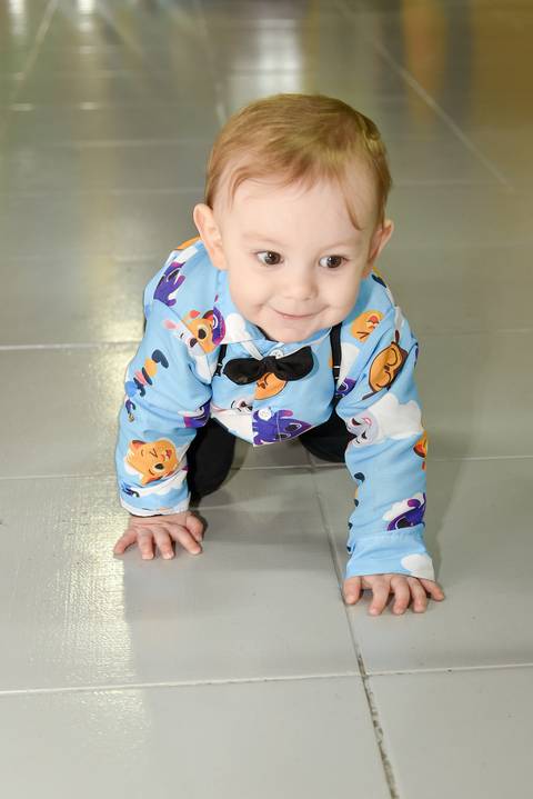 Foto do Aniversariante Engatinhando No Chão No Buffet Momento Mágico Em São Paulo - SP, Foto Feita Pela Priscila Felix Fotógrafa de Família, Casamento e Ensaios '