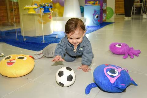 Foto da Priminha Engatinhando Brincando No Chão No Buffet Momento Mágico Em São Paulo - SP, Foto Feita Pela Priscila Felix Fotógrafa de Família, Casamento e Ensaios '