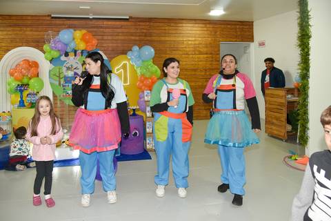 Foto da Equipe do Buffet Momento Mágico Comandando A Brincadeira de Pedir Prendas Em São Paulo - SP, Foto Feita Pela Priscila Felix Fotógrafa de Família, Casamento e Ensaios '