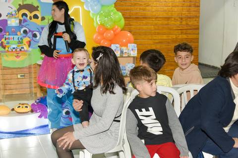 Foto do Aniversariante Rindo Na Brincadeira da Dança das Cadeiras No Buffet Momento Mágico Em São Paulo - SP, Foto Feita Pela Priscila Felix Fotógrafa de Família, Casamento e Ensaios '