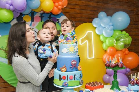 Foto do Aniversariante Com Os Pais e o Irmãozinho Assoprando a Vela  Do Bolo No Buffet Momento Mágico Em São Paulo - SP, Foto Feita Pela Priscila Felix Fotógrafa de Família, Casamento e Ensaios '