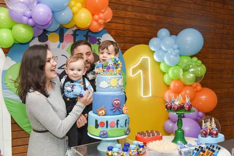 Foto do Aniversariante Com Os Pais e o Irmãozinho Na Mesa Do Bolo No Buffet Momento Mágico Em São Paulo - SP, Foto Feita Pela Priscila Felix Fotógrafa de Família, Casamento e Ensaios '