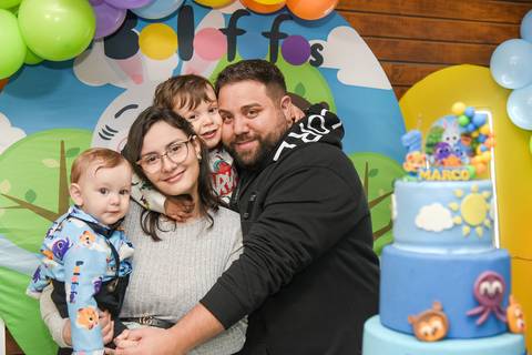 Foto do Aniversariante Com Os Pais e o Irmãozinho Abraçados Na Mesa Do Bolo No Buffet Momento Mágico Em São Paulo - SP, Foto Feita Pela Priscila Felix Fotógrafa de Família, Casamento e Ensaios '