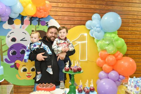 Foto do Pai Com Os Pais Filhos No Colo Na Mesa Do Bolo No Buffet Momento Mágico Em São Paulo - SP, Foto Feita Pela Priscila Felix Fotógrafa de Família, Casamento e Ensaios '