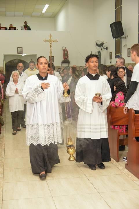 Fotografia da Entrada do Padre e Coroinhas Na Igreja São José em São Paulo, SP Feita por Priscila Felix Fotógrafa de Casamentos, Ensaios e Família'