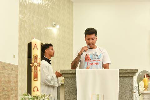 Fotografia do Crismado Falando No Púlpito Na Igreja São José em São Paulo, SP Feita por Priscila Felix Fotógrafa de Casamentos, Ensaios e Família'