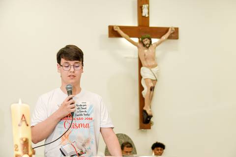 Fotografia do Crismado Falando No Púlpito Com Cristo Ao Fundo Na Igreja São José em São Paulo, SP Feita por Priscila Felix Fotógrafa de Casamentos, Ensaios e Família'
