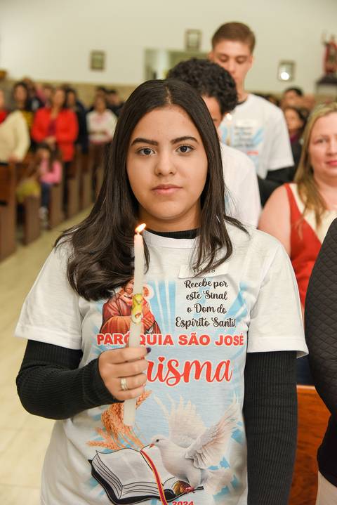 Fotografia da Crismada Segurando a Vela Na Igreja São José em São Paulo, SP Feita por Priscila Felix Fotógrafa de Casamentos, Ensaios e Família'