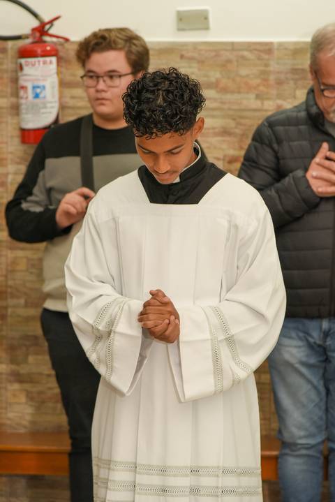 Fotografia do Coroinha De Mãos Unidas e Cabeça Baixa Orando Na Igreja São José em São Paulo, SP Feita por Priscila Felix Fotógrafa de Casamentos, Ensaios e Família'